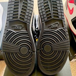 Air Jordan 1 Mid SE BLSCJ GOLD sparkles